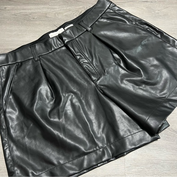 Abercrombie Vegan Leather Shorts Size XL - Picture 2 of 4